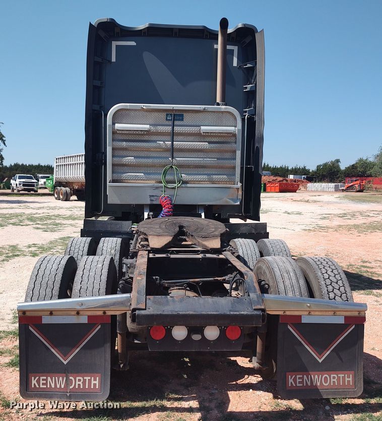 image for item LU9153 2014 Kenworth T680  semi truck