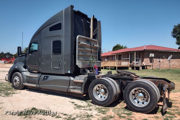 image for item LU9153 2014 Kenworth T680  semi truck