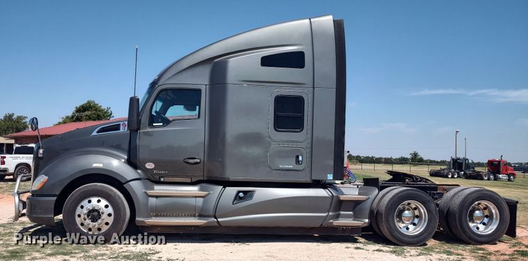 image for item LU9153 2014 Kenworth T680  semi truck
