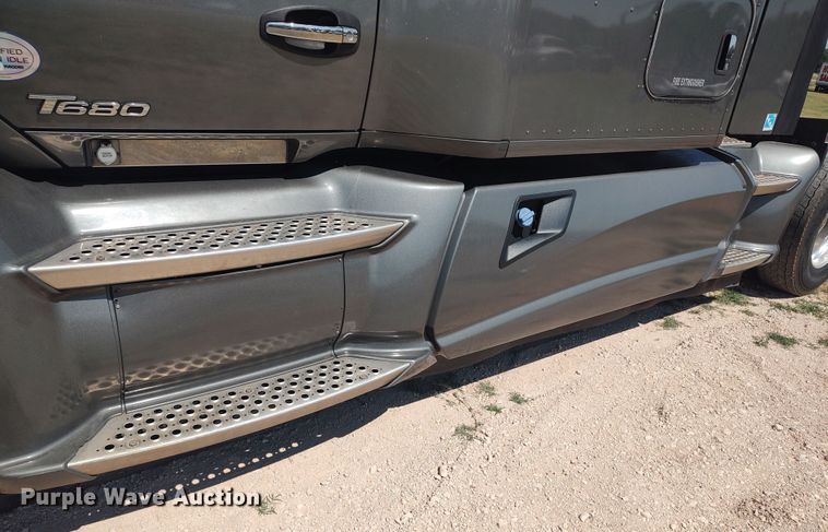 image for item LU9153 2014 Kenworth T680  semi truck