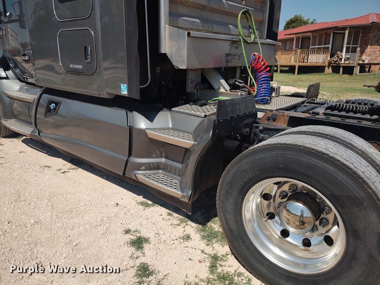 image for item LU9153 2014 Kenworth T680  semi truck