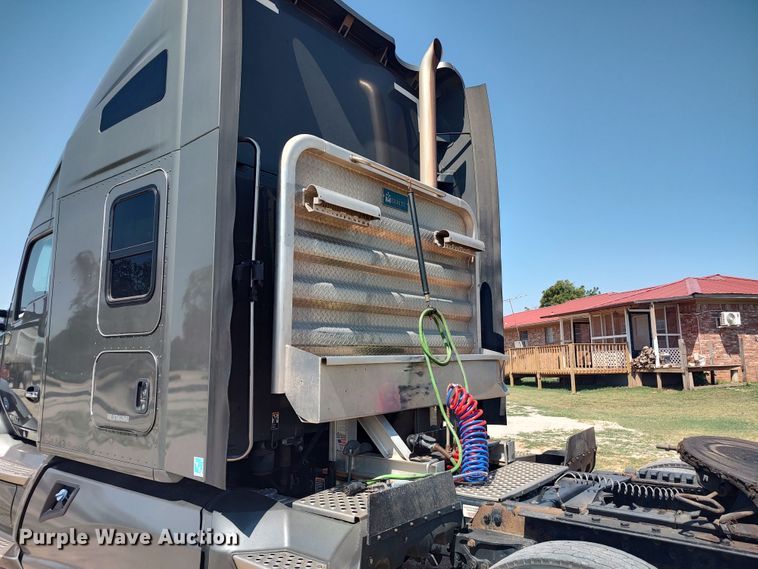 image for item LU9153 2014 Kenworth T680  semi truck