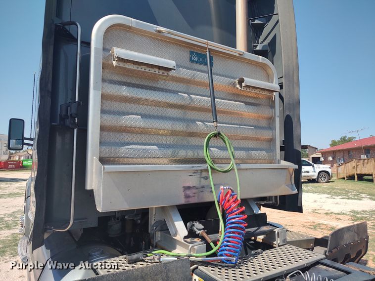 image for item LU9153 2014 Kenworth T680  semi truck