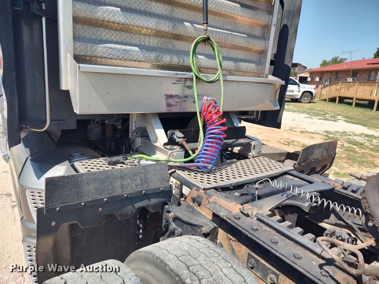 image for item LU9153 2014 Kenworth T680  semi truck