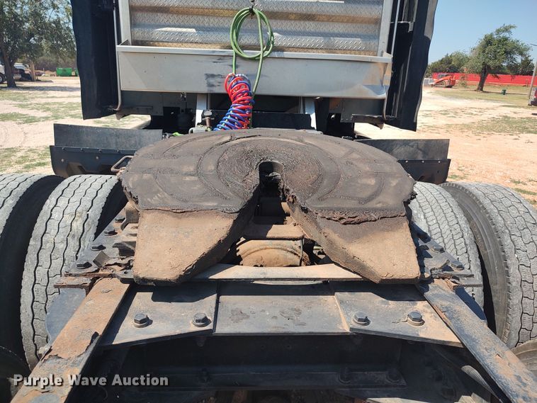 image for item LU9153 2014 Kenworth T680  semi truck