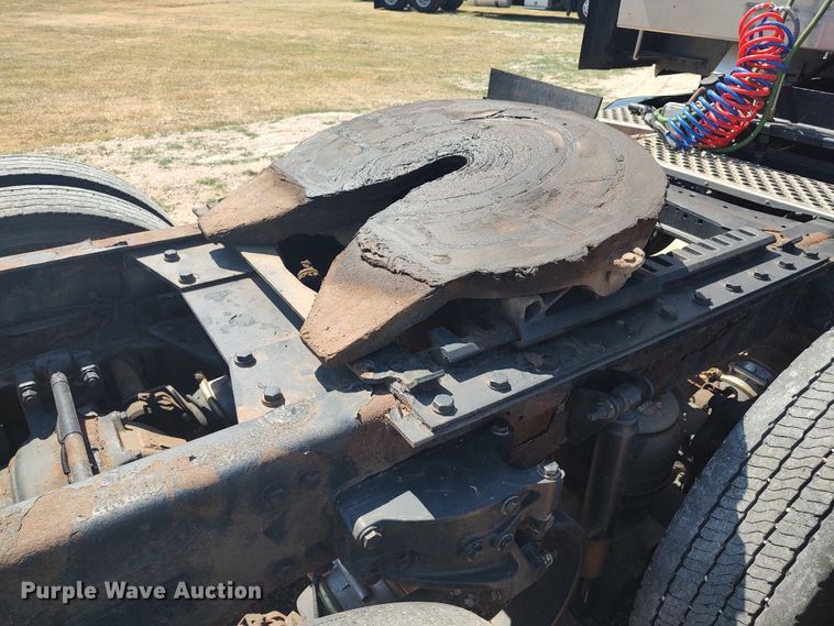 image for item LU9153 2014 Kenworth T680  semi truck