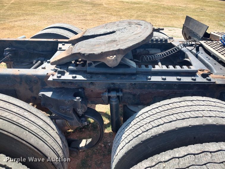 image for item LU9153 2014 Kenworth T680  semi truck