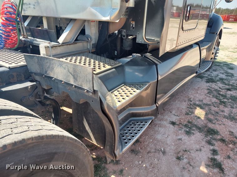 image for item LU9153 2014 Kenworth T680  semi truck