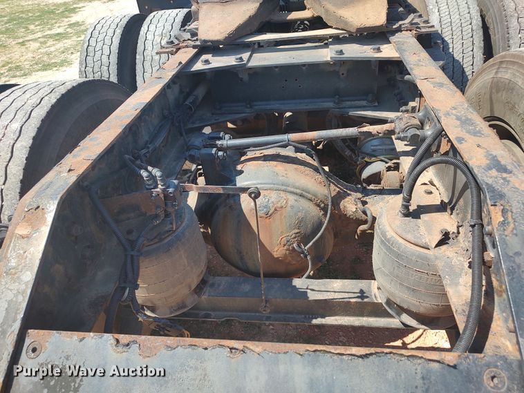 image for item LU9153 2014 Kenworth T680  semi truck