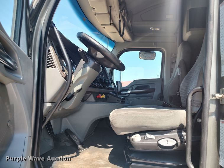 image for item LU9153 2014 Kenworth T680  semi truck