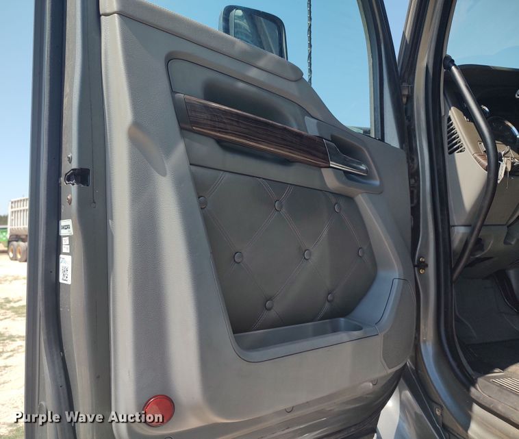 image for item LU9153 2014 Kenworth T680  semi truck