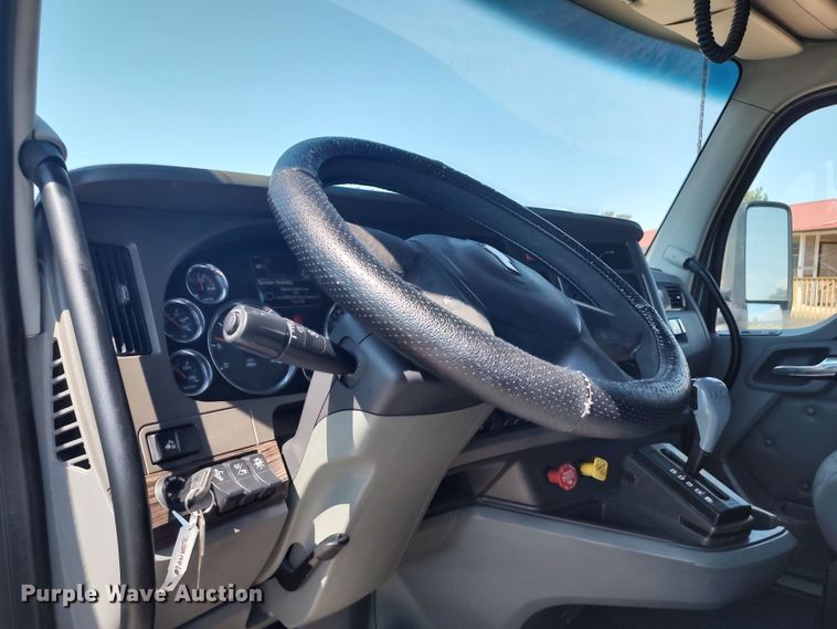 image for item LU9153 2014 Kenworth T680  semi truck