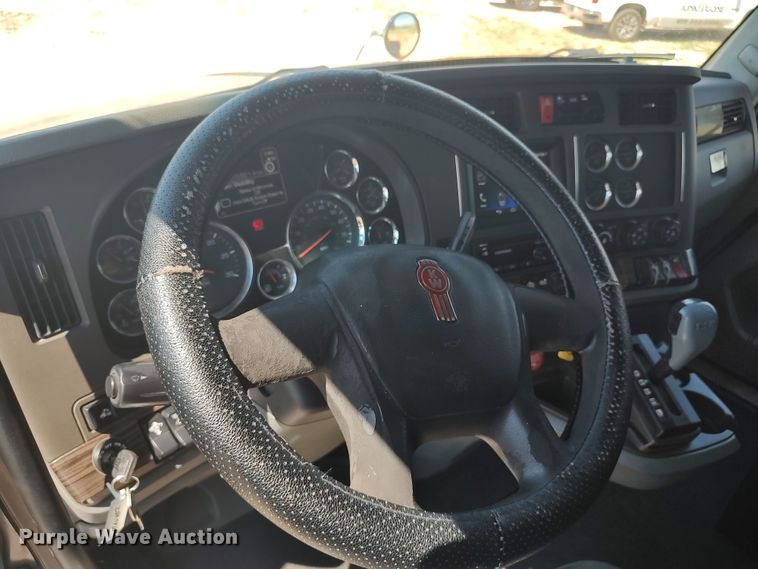 image for item LU9153 2014 Kenworth T680  semi truck