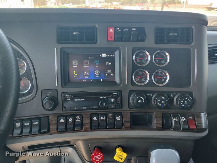 image for item LU9153 2014 Kenworth T680  semi truck