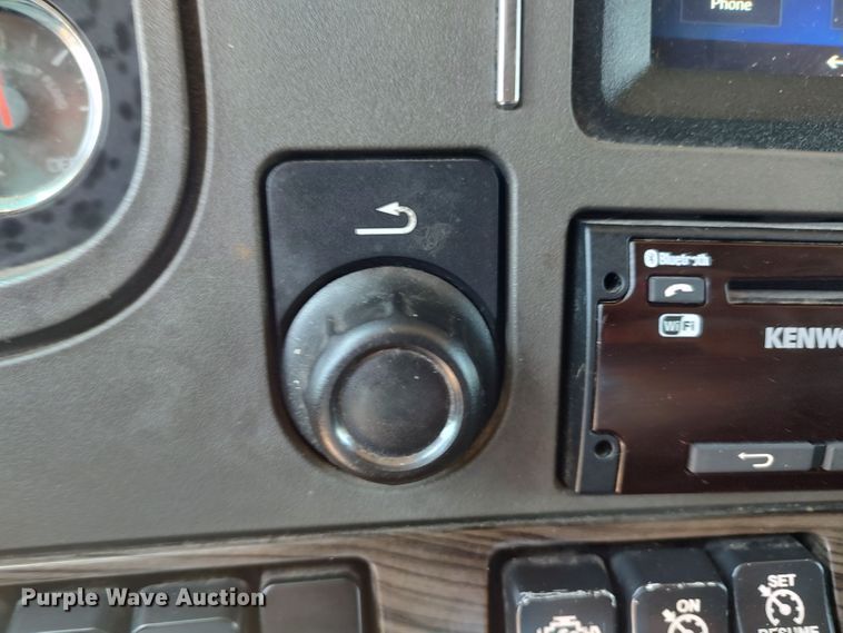 image for item LU9153 2014 Kenworth T680  semi truck