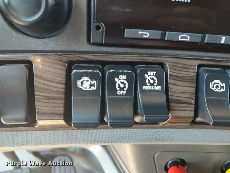 image for item LU9153 2014 Kenworth T680  semi truck