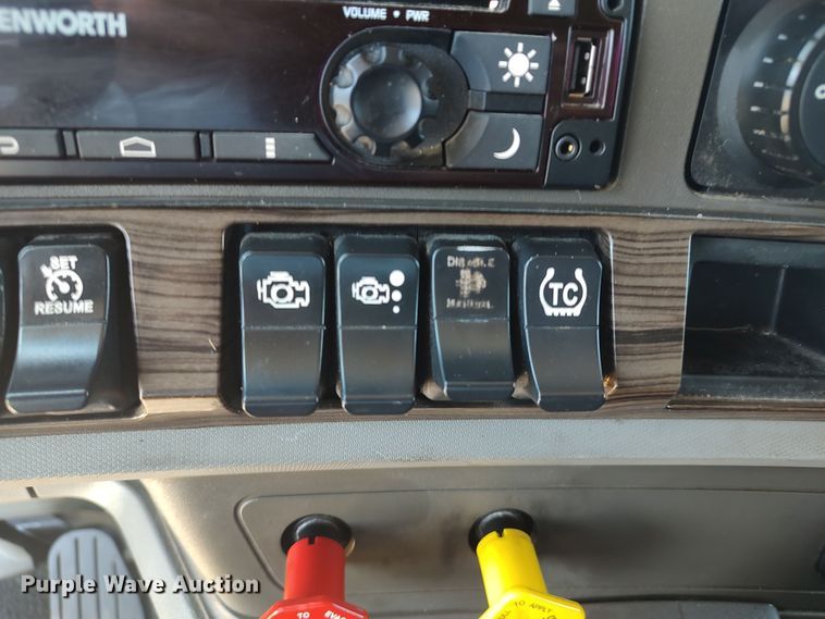 image for item LU9153 2014 Kenworth T680  semi truck