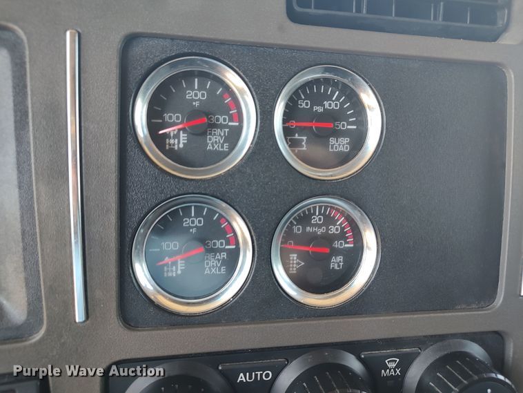 image for item LU9153 2014 Kenworth T680  semi truck