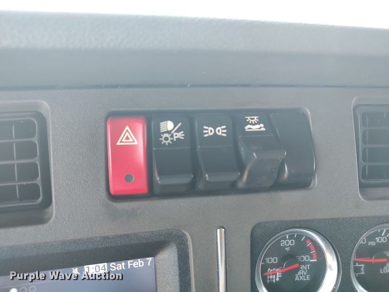 image for item LU9153 2014 Kenworth T680  semi truck