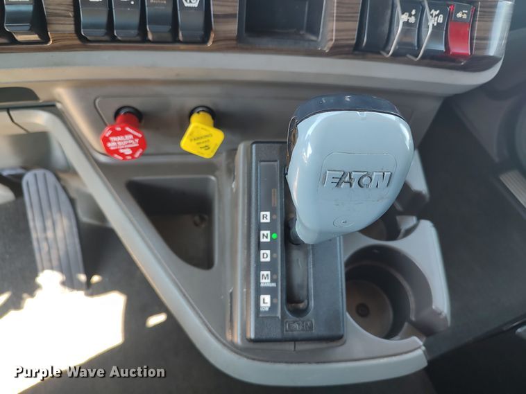 image for item LU9153 2014 Kenworth T680  semi truck