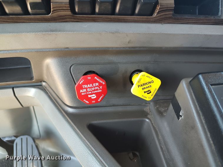 image for item LU9153 2014 Kenworth T680  semi truck