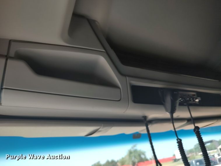 image for item LU9153 2014 Kenworth T680  semi truck