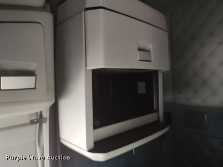 image for item LU9153 2014 Kenworth T680  semi truck