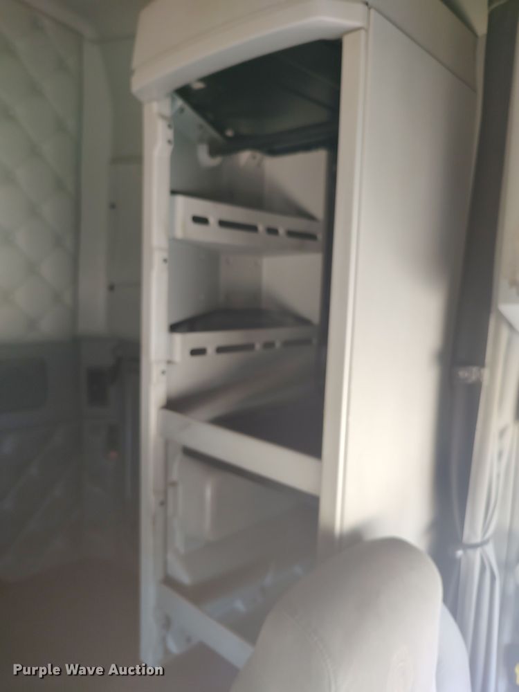 image for item LU9153 2014 Kenworth T680  semi truck