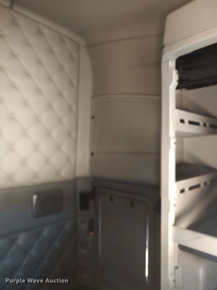 image for item LU9153 2014 Kenworth T680  semi truck