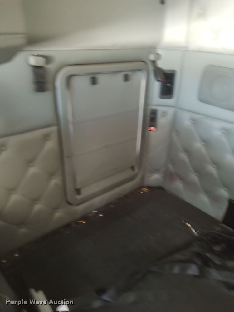 image for item LU9153 2014 Kenworth T680  semi truck