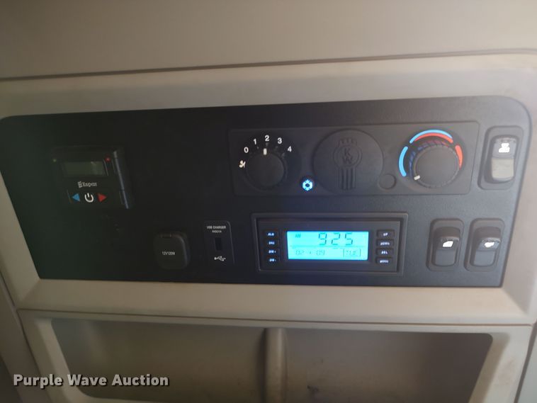 image for item LU9153 2014 Kenworth T680  semi truck