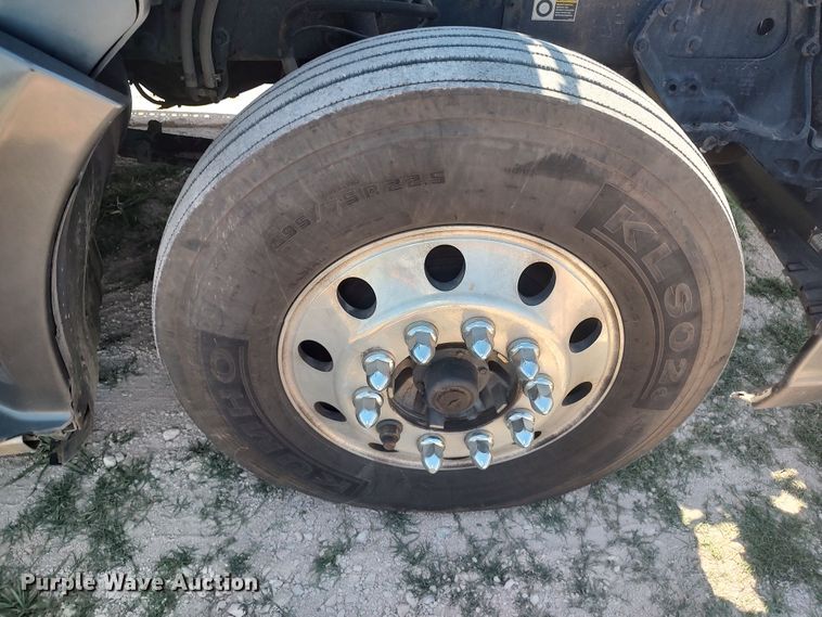 image for item LU9153 2014 Kenworth T680  semi truck