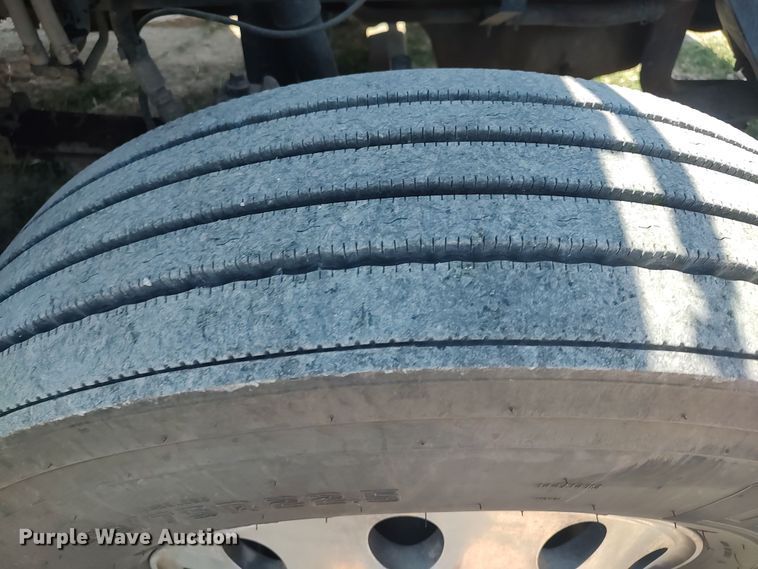 image for item LU9153 2014 Kenworth T680  semi truck