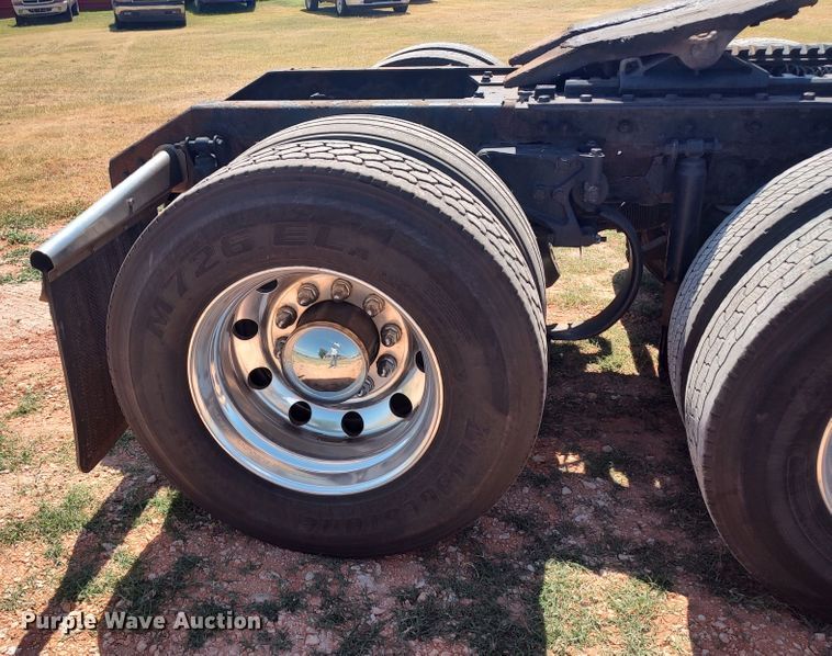 image for item LU9153 2014 Kenworth T680  semi truck