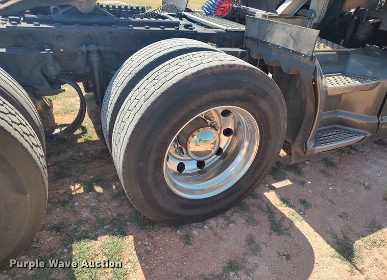 image for item LU9153 2014 Kenworth T680  semi truck