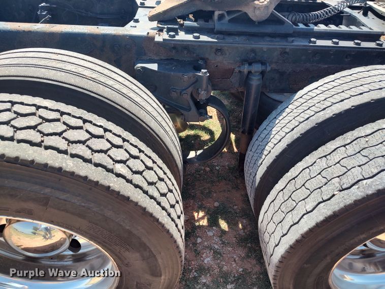 image for item LU9153 2014 Kenworth T680  semi truck