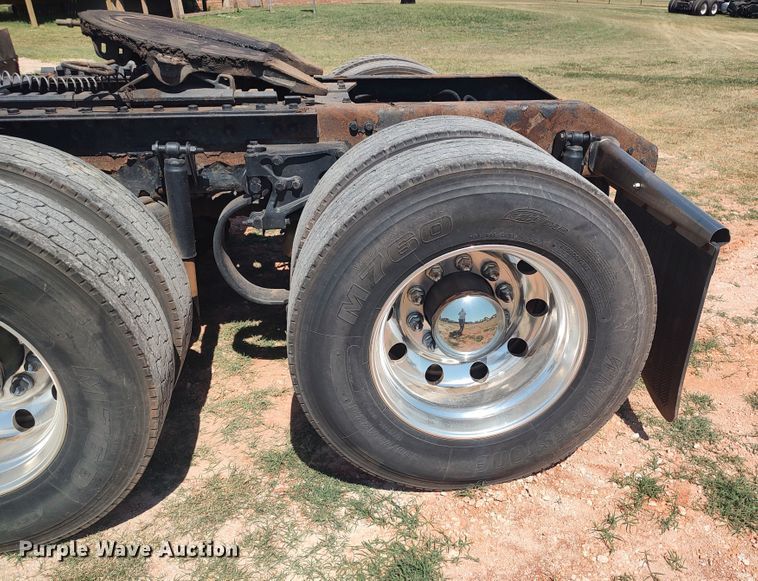 image for item LU9153 2014 Kenworth T680  semi truck