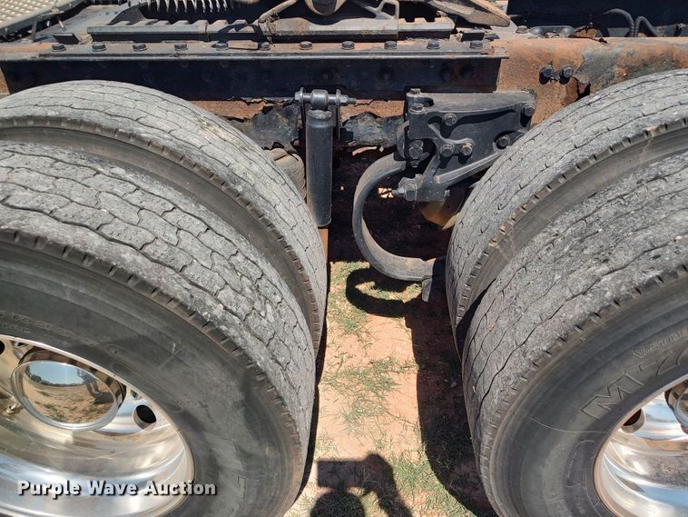 image for item LU9153 2014 Kenworth T680  semi truck