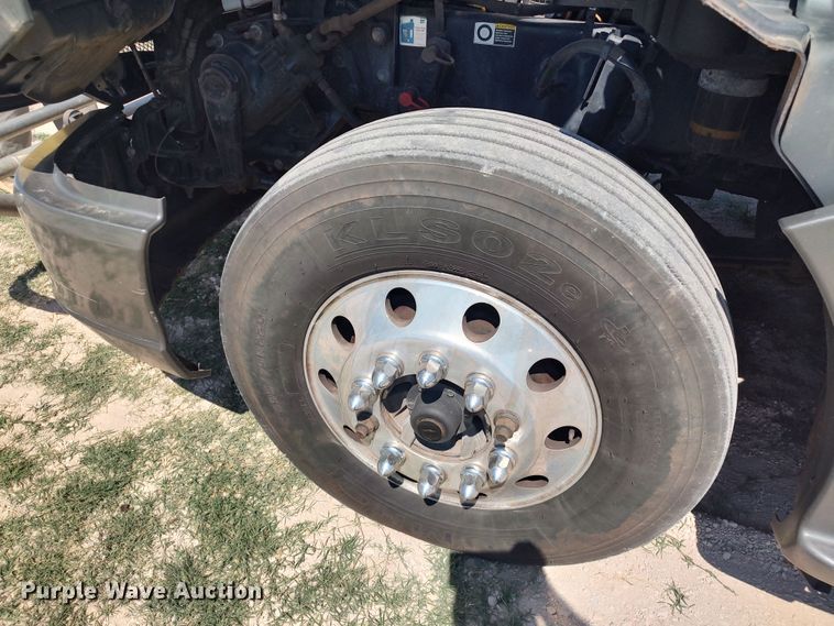 image for item LU9153 2014 Kenworth T680  semi truck