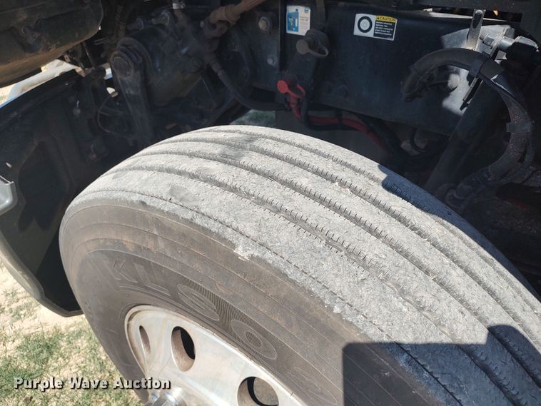 image for item LU9153 2014 Kenworth T680  semi truck