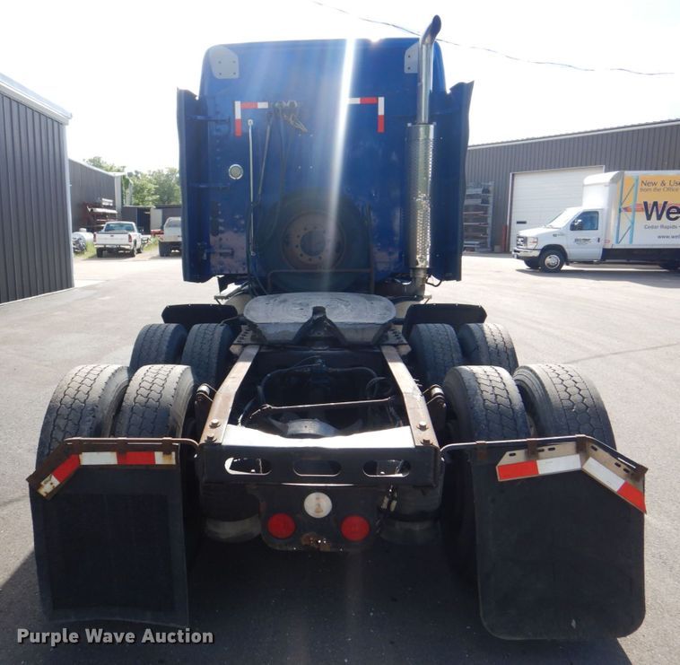 image for item MF9119 2005 Freightliner Columbia  semi truck