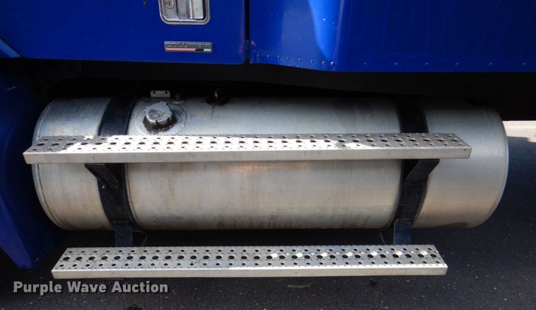 image for item MF9119 2005 Freightliner Columbia  semi truck