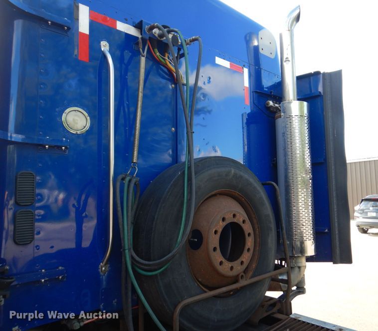 image for item MF9119 2005 Freightliner Columbia  semi truck