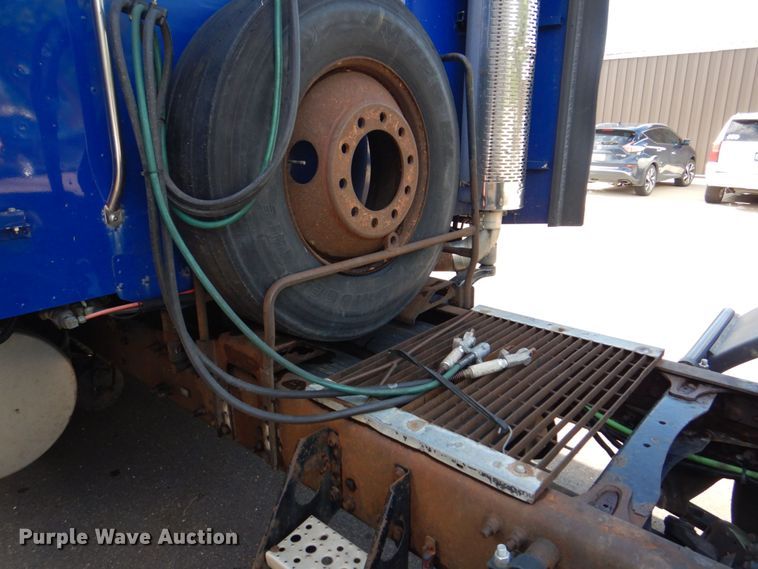 image for item MF9119 2005 Freightliner Columbia  semi truck