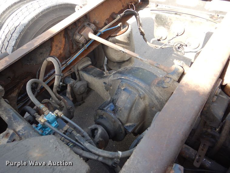 image for item MF9119 2005 Freightliner Columbia  semi truck