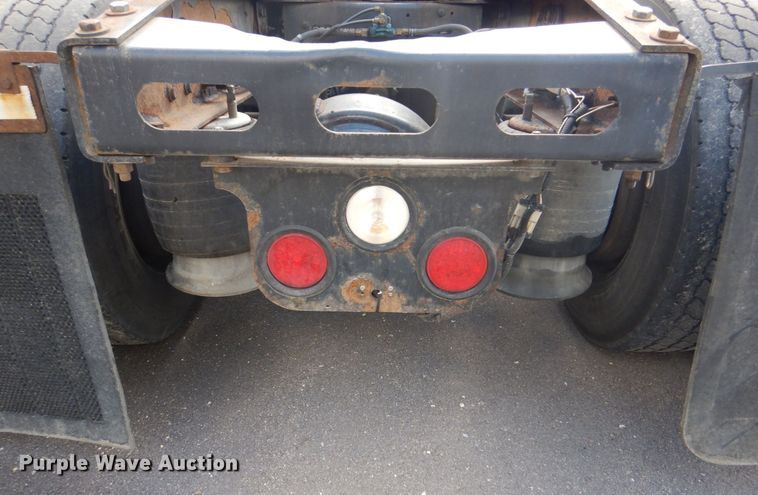 image for item MF9119 2005 Freightliner Columbia  semi truck