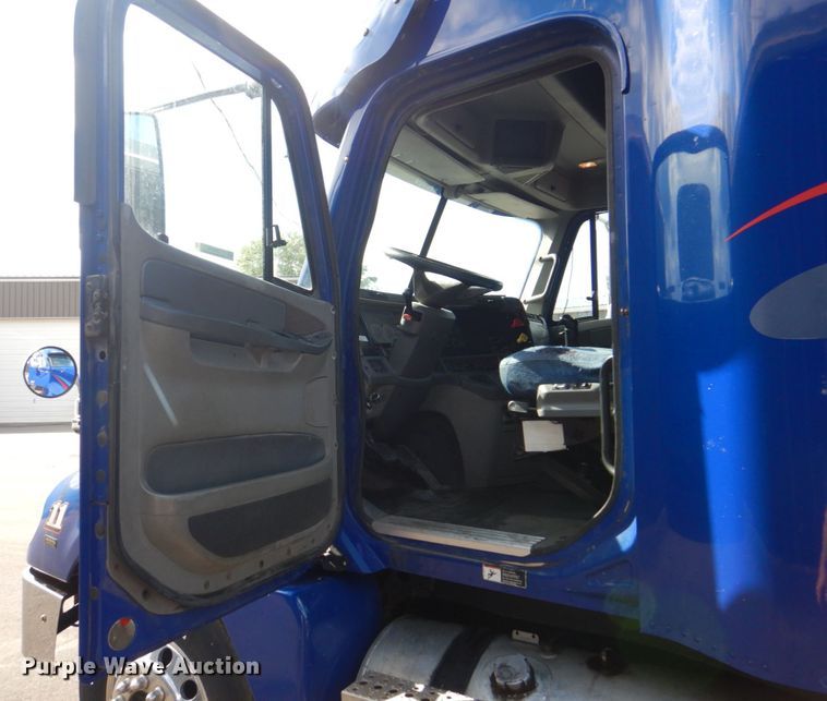 image for item MF9119 2005 Freightliner Columbia  semi truck