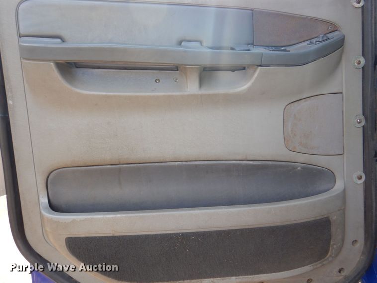 image for item MF9119 2005 Freightliner Columbia  semi truck