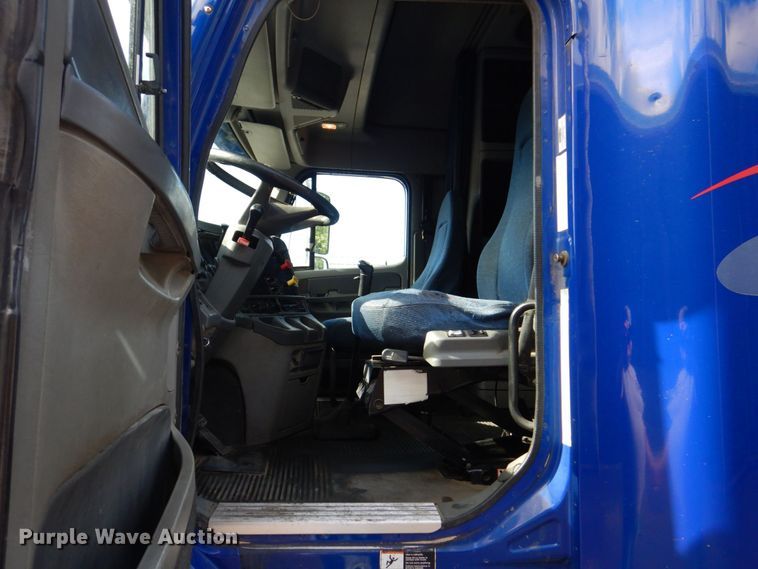 image for item MF9119 2005 Freightliner Columbia  semi truck