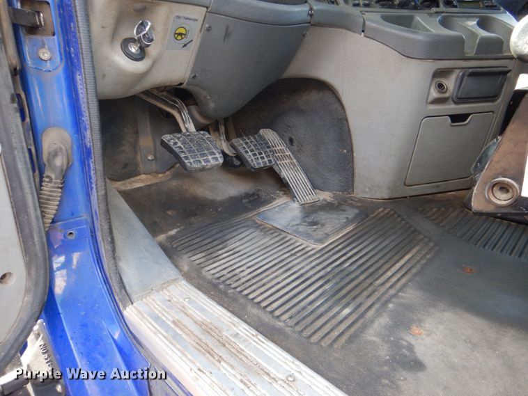 image for item MF9119 2005 Freightliner Columbia  semi truck